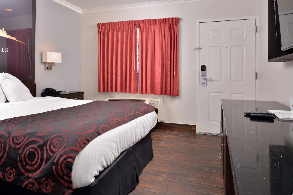 1 King Bed Non Smoking